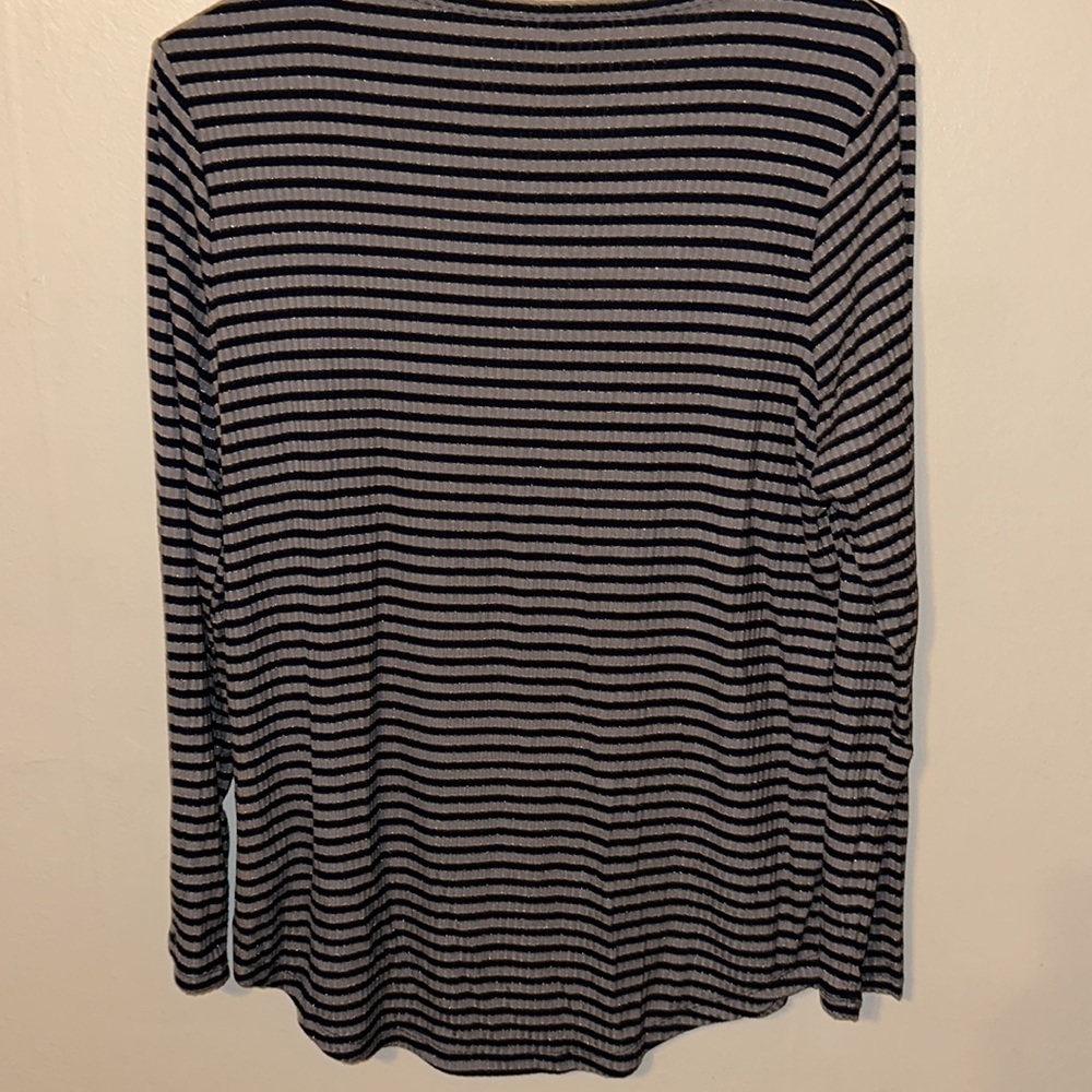 Flowing stretchy Old navy top! - Picture 3 of 4